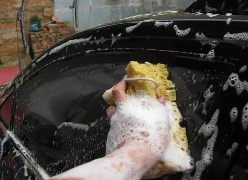 一辆车车@洗车时可别用水冲这些地方，小心车子大修！