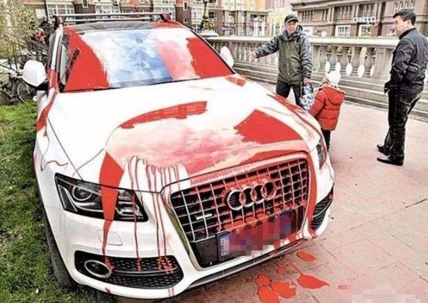 [九点侃车]马路不是家，汽车这样停，邻居想打人，豪华车也照样收拾