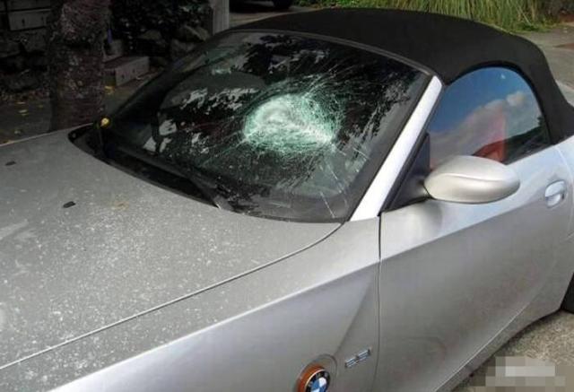 [九点侃车]马路不是家，汽车这样停，邻居想打人，豪华车也照样收拾