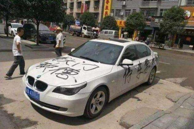 [九点侃车]马路不是家，汽车这样停，邻居想打人，豪华车也照样收拾