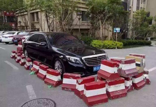 [九点侃车]马路不是家，汽车这样停，邻居想打人，豪华车也照样收拾
