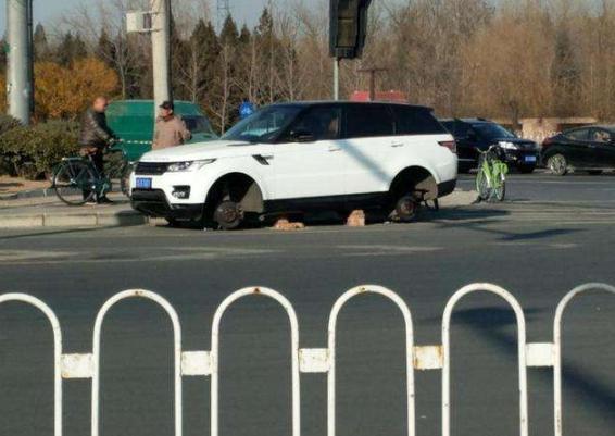 [九点侃车]马路不是家，汽车这样停，邻居想打人，豪华车也照样收拾