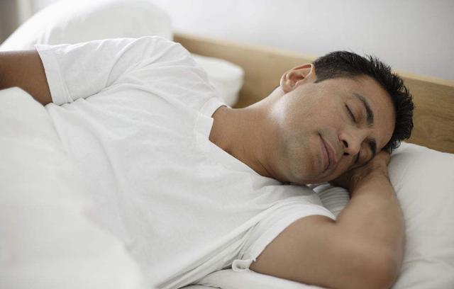 左侧卧睡觉压迫心脏？哪种睡姿最健康？你可能误会了很多年
