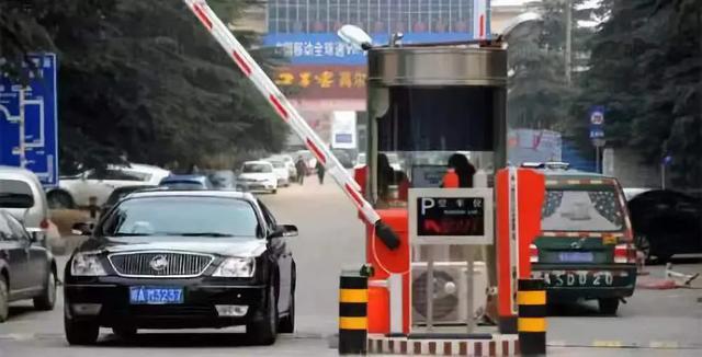 【汽车大咖】即日起，汽车都要贴这个小卡片，否则罚款500？交警：没商量！