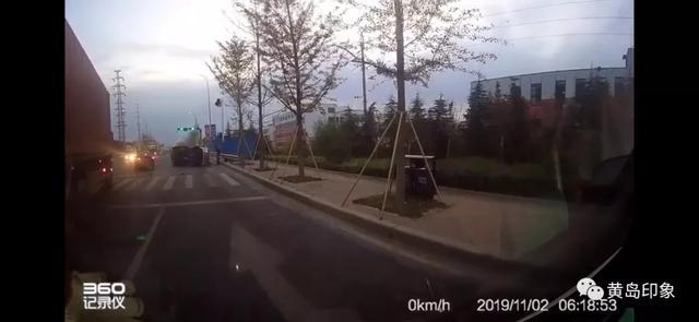 「青岛新闻网」突发！“砰”的一声 青岛一辆大货车将厢式小货撞飞侧翻