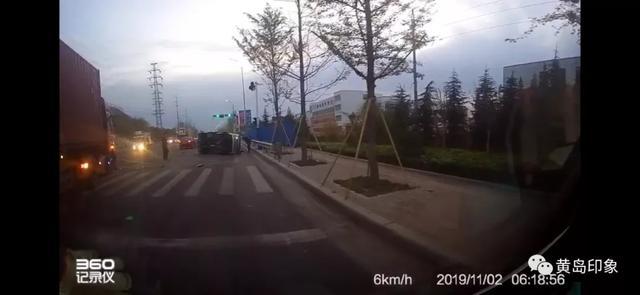 「青岛新闻网」突发！“砰”的一声 青岛一辆大货车将厢式小货撞飞侧翻