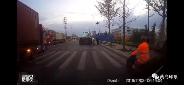 「青岛新闻网」突发！“砰”的一声 青岛一辆大货车将厢式小货撞飞侧翻