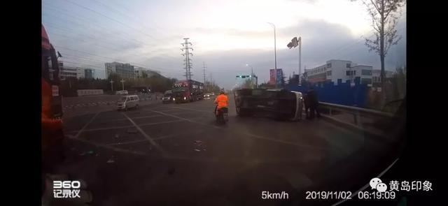 「青岛新闻网」突发！“砰”的一声 青岛一辆大货车将厢式小货撞飞侧翻