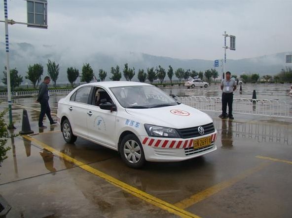 「车家号」老教练总结科目二5个项目的技巧，学习的人离拿驾驶证又近了一步