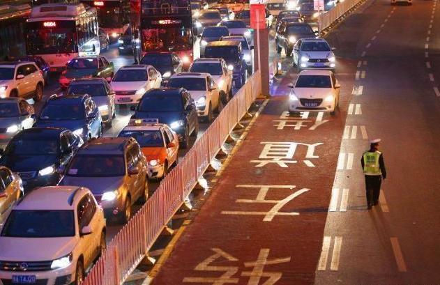 #九点侃车#这些“特殊车道”你不知道，12分不够扣，很多人都傻傻分不清！