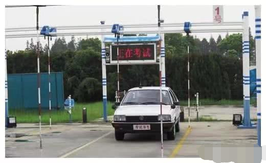 「雪饼开车」费心费力取得驾照，却不敢开车上路怎么办？老司机来教你