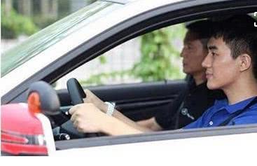 「雪饼开车」费心费力取得驾照，却不敢开车上路怎么办？老司机来教你