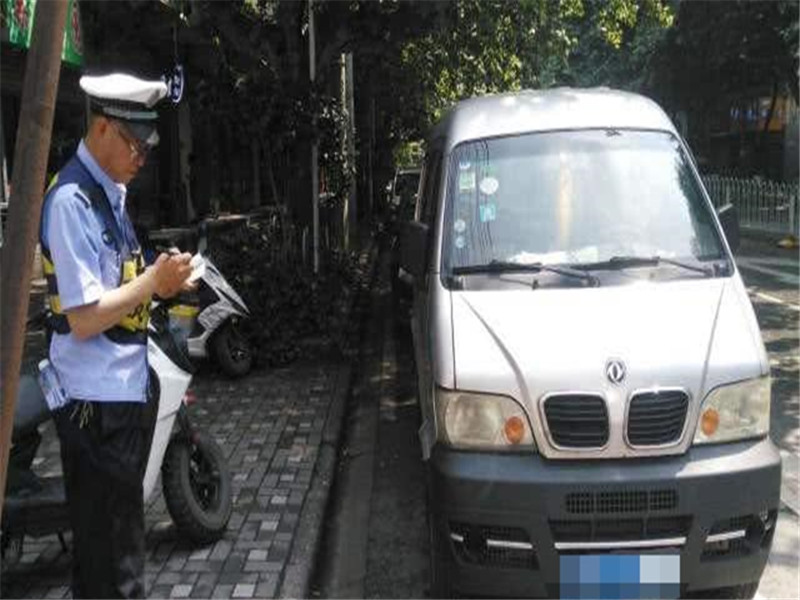 「汽车界小哥」把车放在停车场被贴罚单？一听交警回答，车主暴跳如雷！