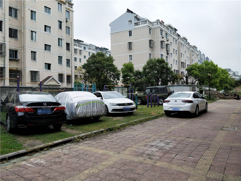 「汽车界小哥」把车放在停车场被贴罚单？一听交警回答，车主暴跳如雷！