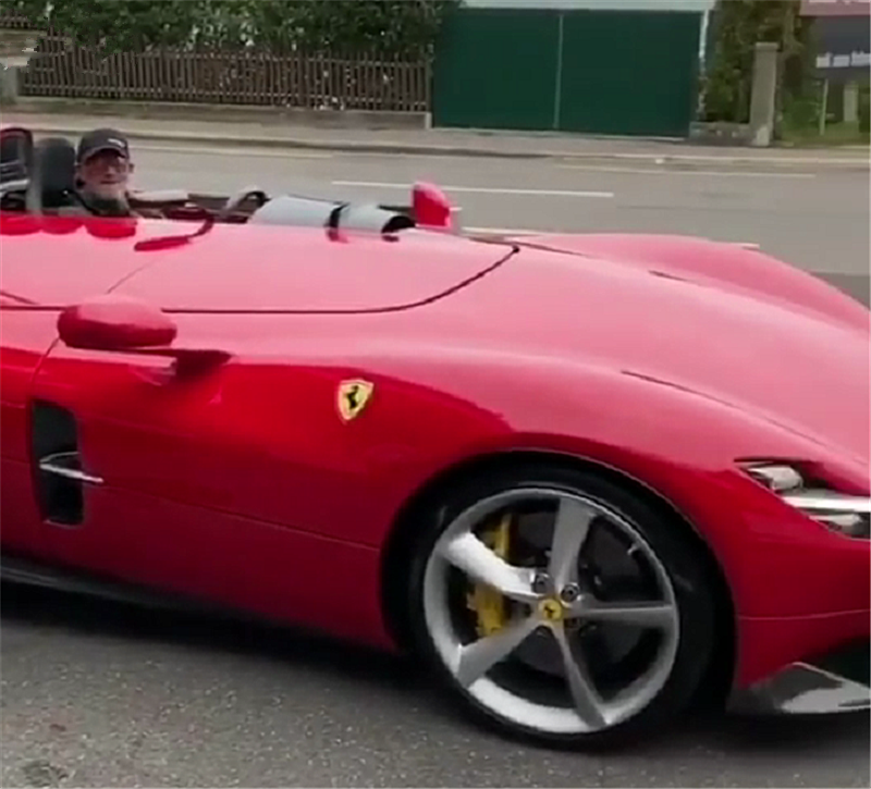 「柠檬论车」意大利首台法拉利SP1，单座单门，雨天开会泡水，上高速需戴头盔