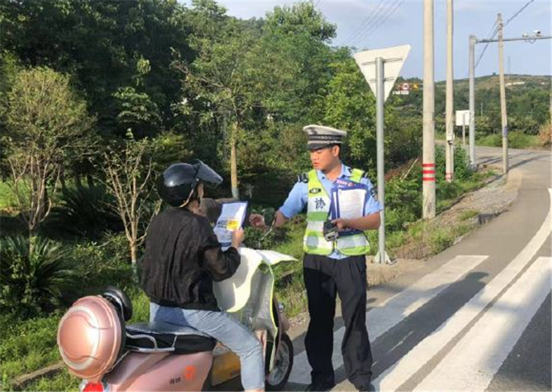 「柠檬论车」车主出门忘带C1驾照，刚好遇查车，给交警看了一东西，就被放行