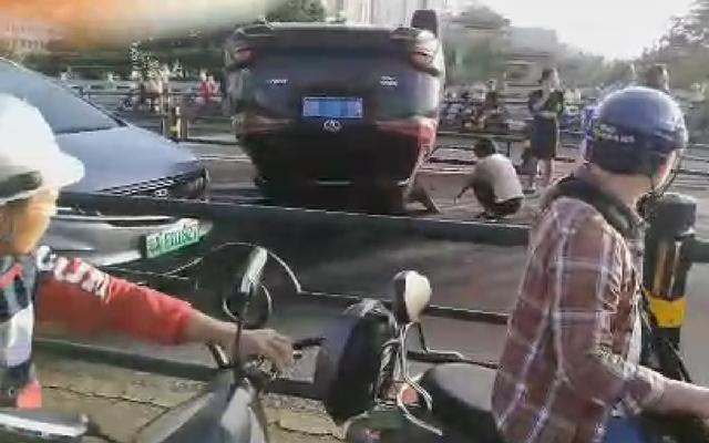 「海拔资讯」视频曝光！海口黑色越野车撞车后仰翻，电动车是“罪魁祸首”