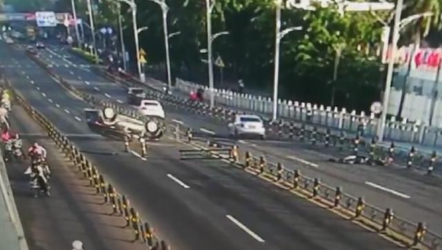 「海拔资讯」视频曝光！海口黑色越野车撞车后仰翻，电动车是“罪魁祸首”