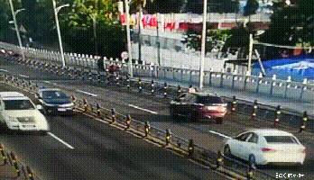 「海拔资讯」视频曝光！海口黑色越野车撞车后仰翻，电动车是“罪魁祸首”