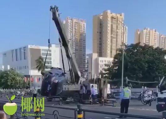 「海拔资讯」视频曝光！海口黑色越野车撞车后仰翻，电动车是“罪魁祸首”
