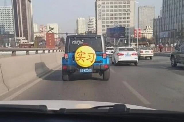 「汽车礁」80万牧马人车尾贴着2个大字，无人敢靠近，宾利都躲5米远