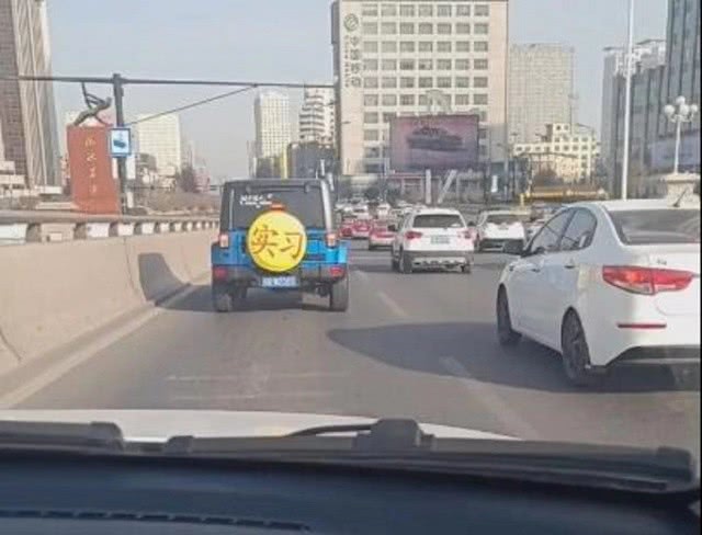 「汽车礁」80万牧马人车尾贴着2个大字，无人敢靠近，宾利都躲5米远