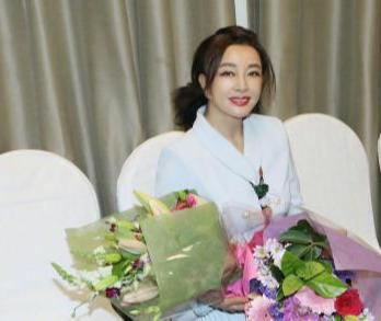 67岁的刘晓庆真是不显老，穿白色西装裙过生日，肤白貌美看着像37