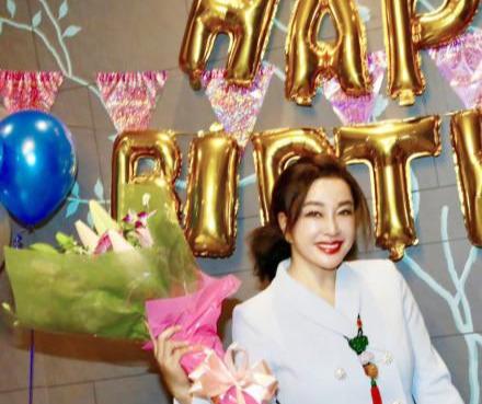 67岁的刘晓庆真是不显老，穿白色西装裙过生日，肤白貌美看着像37