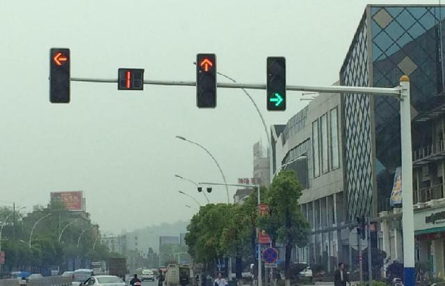 「斯文评车」新款“红绿灯”不再读秒！车主吐槽：这不是想方设法的扣分吗？