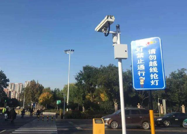 「斯文评车」新款“红绿灯”不再读秒！车主吐槽：这不是想方设法的扣分吗？