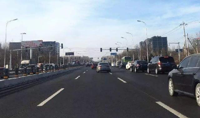 「斯文评车」新款“红绿灯”不再读秒！车主吐槽：这不是想方设法的扣分吗？