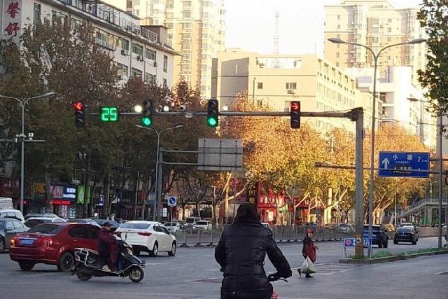 「斯文评车」新款“红绿灯”不再读秒！车主吐槽：这不是想方设法的扣分吗？