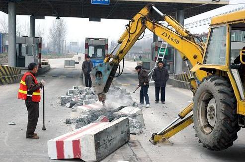 九零后聊车@越来越多的“省界收费站”被拆除，车主：最后才发现，这都是套路