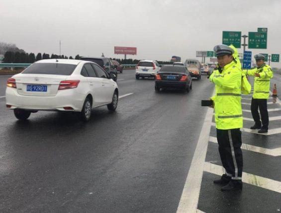 九零后聊车@越来越多的“省界收费站”被拆除，车主：最后才发现，这都是套路