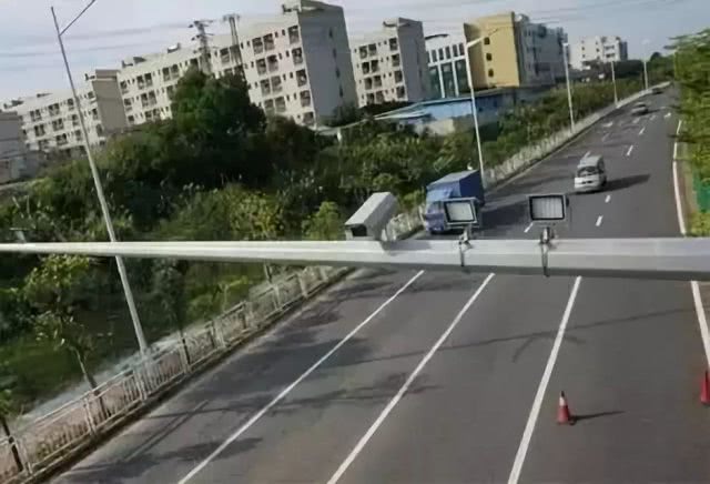 「雪饼开车」“锯齿车道”怎样通行？绿灯直行却被扣费罚款，老司机都中招了