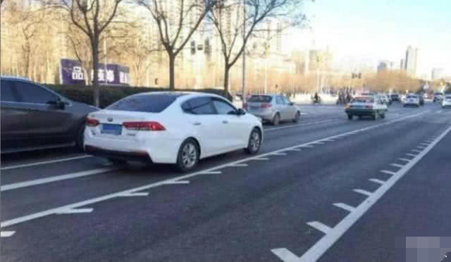 「雪饼开车」“锯齿车道”怎样通行？绿灯直行却被扣费罚款，老司机都中招了