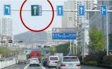 「雪饼开车」“锯齿车道”怎样通行？绿灯直行却被扣费罚款，老司机都中招了