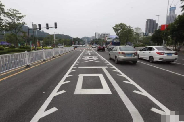 「雪饼开车」“锯齿车道”怎样通行？绿灯直行却被扣费罚款，老司机都中招了