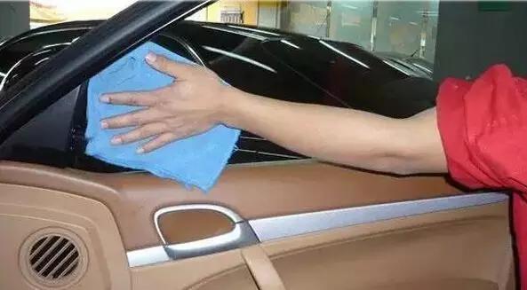 汽车教育@用毛巾擦车就等于毁车？