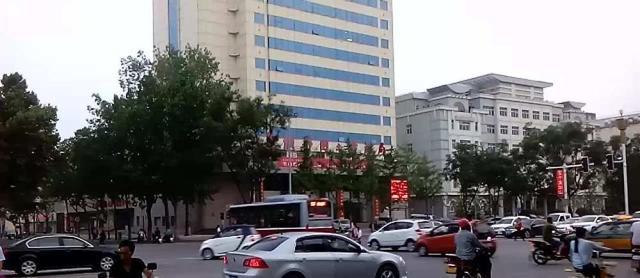 【法治安顺】后车大灯闪三下是什么意思？懂以下汽车灯语的，都是老司机