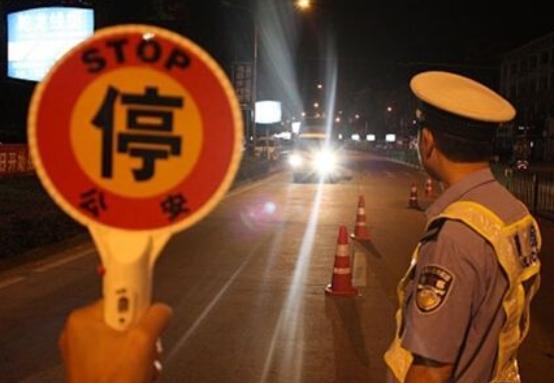 【家有汽车】特斯拉车主喝酒后，打开自动驾驶回家，坐到副驾驶睡觉算酒驾吗？