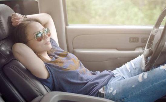 【家有汽车】特斯拉车主喝酒后，打开自动驾驶回家，坐到副驾驶睡觉算酒驾吗？