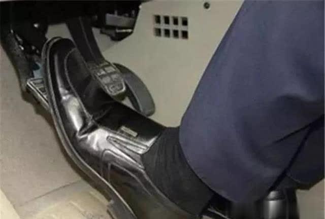 [oO与狼共舞Oo]启动汽车要不要踩离合？老司机来告你怎么做