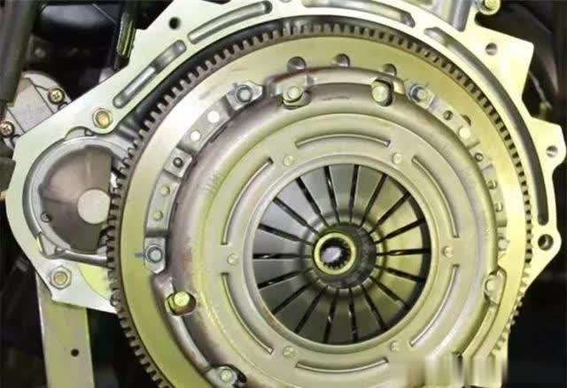 [oO与狼共舞Oo]启动汽车要不要踩离合？老司机来告你怎么做