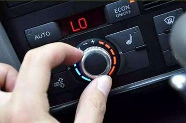 车懂百科：停车开空调费油吗？我们算过才知道有多贵