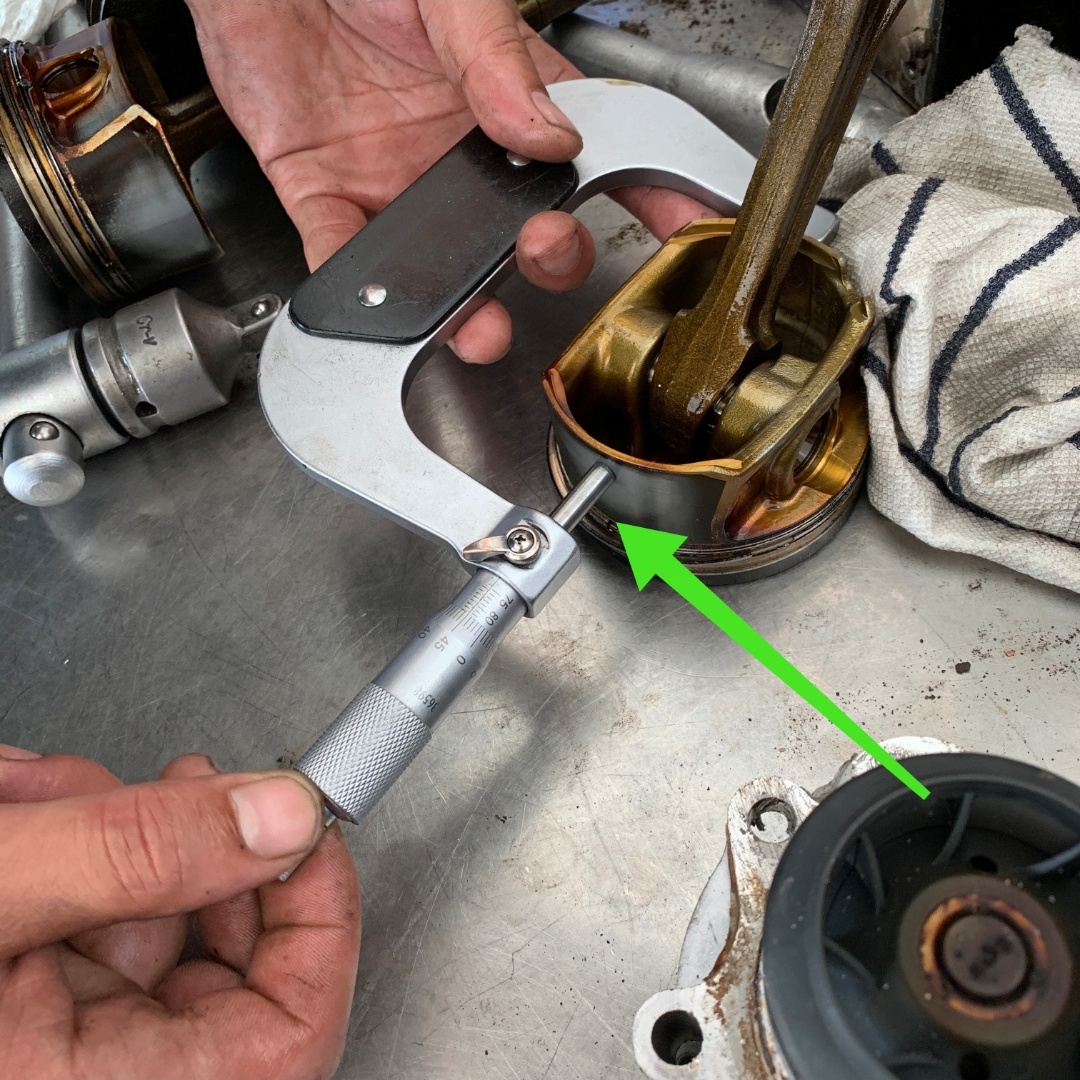 【车家号】拆散奥迪发动机后，师傅拿出工具检查，很快就给出大修方案！