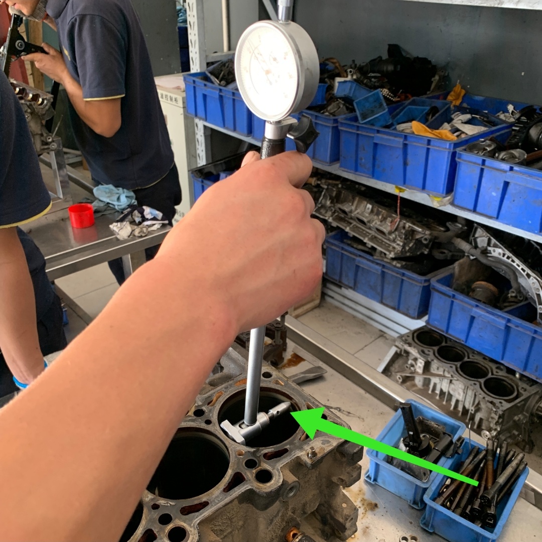 【车家号】拆散奥迪发动机后，师傅拿出工具检查，很快就给出大修方案！