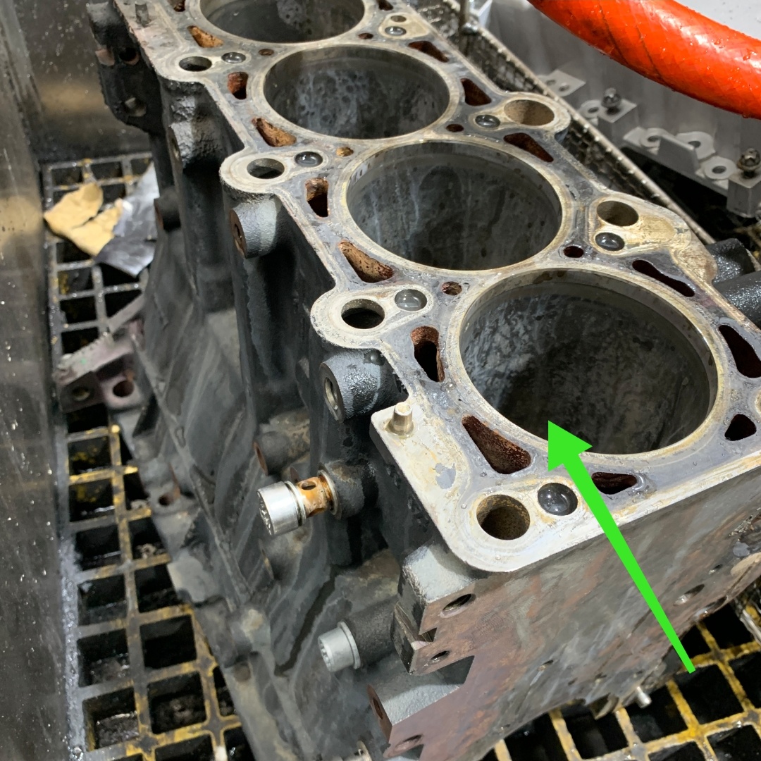 【车家号】拆散奥迪发动机后，师傅拿出工具检查，很快就给出大修方案！