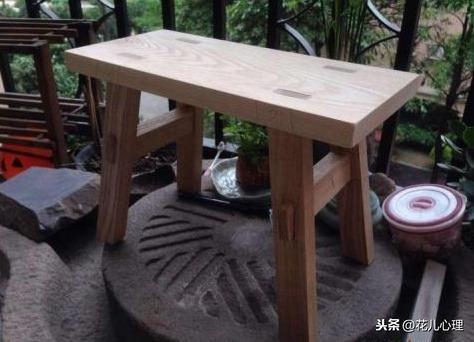 「花儿心理」心理测试：4条凳子中选出一条腿坏了的，看出你近期的心理状态