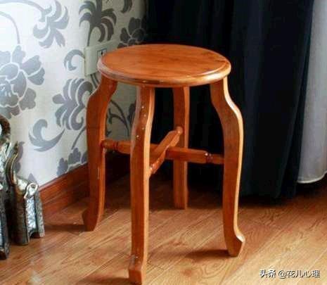 「花儿心理」心理测试：4条凳子中选出一条腿坏了的，看出你近期的心理状态